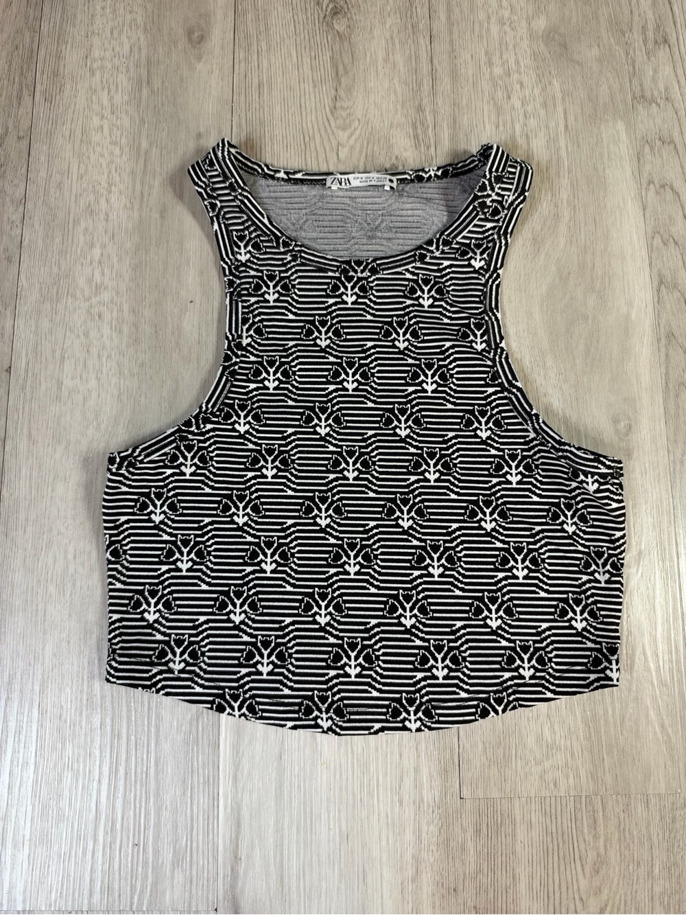 Zara Women’s Black White Tulip striped Knit racer back Tank Top stretchy Size M.